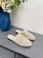 出厂：P270 缪家25春夏走秀款钱币半托乐福鞋缪缪这一款也太美了吧！无敌搭配怎么穿都超级好看 钱币的设计很复古很时尚！ 鞋面采用原版进口牛皮内里垫脚丝绸羊皮原