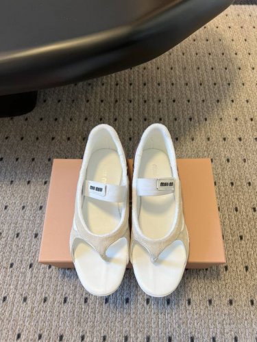 代购级 Miu Mi* 25ss 春夏新款走秀MiuMiu 玛丽珍 休闲夹脚凉鞋秀场工艺来自Miu Miu系列的细节特写 新季的潮流要素一 与此刻挚爱的概念，多