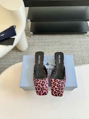 Prad* 24 秀款缎面方头三角跟高跟鞋 法式复古的优雅知性风格 穿上会被惊艳到走不动道！！ 魅力和线条拉满 绿色和橙色明亮又充满活力 真丝丝绸的质感每个女人