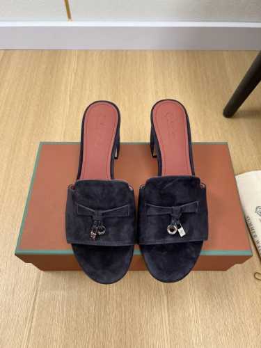 高版本 Loro Piana 2025L P2055春夏新品 专柜最新走秀款拖鞋系列泰裤辣！妥妥神器一枚 很有型 很轻便，脚感满分夏天真的太需要百搭鞋了，怎么搭
