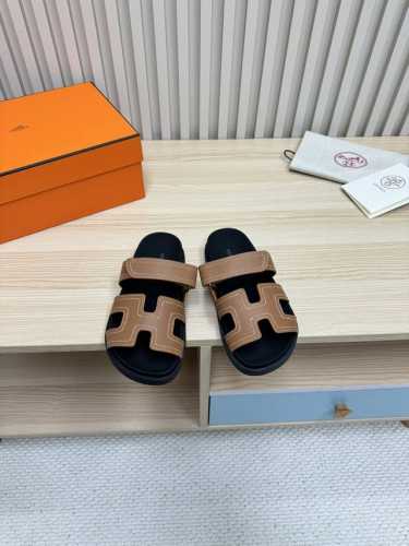 顶级版本 Hermes 爱马仕 火到不行的情侣款二舅拖 猪鼻子夹角凉鞋拖鞋,搭配各种彩色袜子，潮爆了！ 鞋面：进口牛皮 羊京皮 布面 掌纹皮 内里：进口牛皮 羊