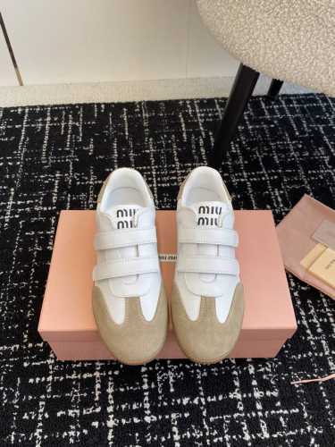 代购级 Miumiu 24Ss 秋冬新款 魔术贴 情侣 德训鞋 复古休闲鞋 最新款德训小白鞋，在找小白鞋还要复古的还要舒适的 还要那种德训鞋的可以看过来了 秋冬