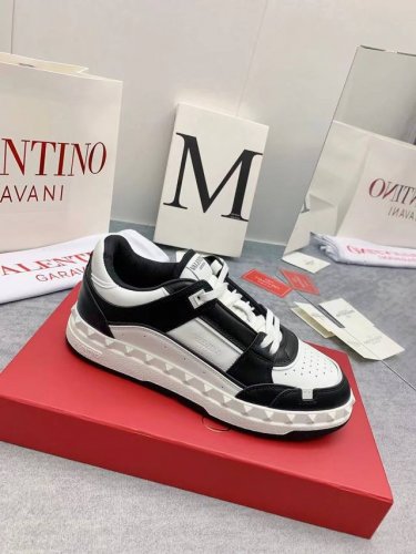 官网2024年最新华伦天奴原版1比1高端定制valentino 低帮小牛皮运动鞋 -鞋舌和鞋跟处丝网印刷valentino Garavani Logo -鞋身环