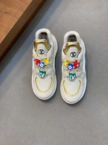 驴家新款女拱桥鞋 Trainer运动鞋，本款 Lv Trainer 运动鞋取材柔软粒面小牛皮，呈现纯净色调，品牌诞生于1854 设计师手写体品牌标识点缀一侧，V