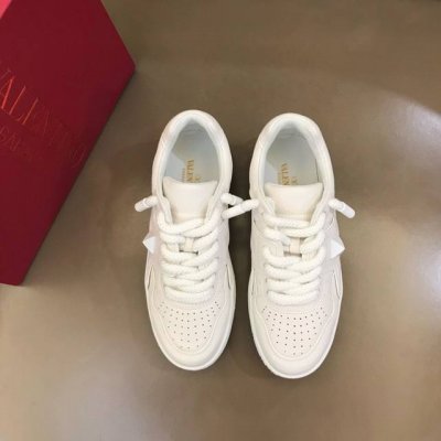 工厂价: Valentin* 华伦天 *One Stud系列厚底增高运动鞋，简约明快构造清爽新潮穿搭！衍缝格纹与超大铆钉，打造瞩目朋克风格，考究皮质构塑和简洁轮