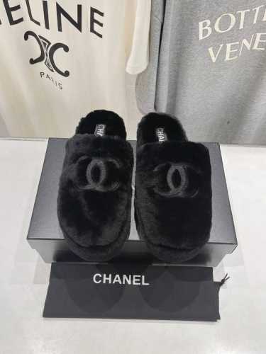 高版本出厂 Chane*小香ss新款羊毛拖鞋～頂级品质纯皮毛一体羔羊毛打造！ 米超温暖的感觉，穿上仿佛踩在云朵上，精致高级！让这双毛拖身价陡增！鞋底是原版开模的