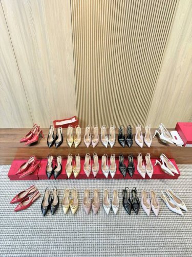 顶级版本 华伦天奴 春夏新款女士后空新品凉鞋 新一代独特的小v 扣衬托出满满的高级感，新一季不负期待！ 值得入手★绝对的上档次原版做法 绝对感性优雅风格 创造不