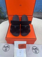 H家 Hermes 男女同款，最近火到不行的情侣款二舅鞋- 凉鞋,搭配各种彩色袜子，潮爆了 鞋面：进口混种羊皮.鹿皮 内里：进口混种羊皮 大底：Tpu防滑耐磨大