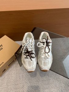 Miu Miu x New Balance 联名系列情侣运动鞋 各大品牌都热衷于跨界联名 缪缪这次联名诚意满满非常有亮点 鞋面高丝光拼接 做旧毛边设计 复古又叛