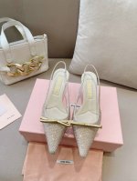 高版本出厂Miumiu*缪缪 24春夏大热走秀款 小猫跟单鞋走秀款出现在各大时装杂志封面 各路明星、小红书博主着用～全新复古上脚尤为惊艳到你的一款闭眼入都是不会