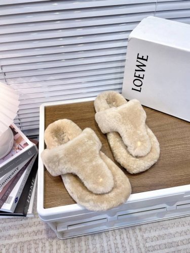 冲量价: Loewe｜罗意威新款柔软羔羊毛夹角拖鞋 夹脚毛拖鞋可谓非常少有，创新别样，垫脚lorwe字母羊毛造型很别致呀；还原原版做法，舒适度漏眼可见！一体羊羔