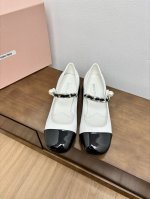 Miumiu2024夏季新款火爆款编织面玛丽珍单鞋 全新超美链条装饰搭配 时尚淑女气质十足 双色拼接 又不乏美艳色彩外侧附带弹力象巾 上脚非常方便 鞋面:进口原