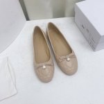 顶级品质！Dior迪奥2024春夏主场秀款new Arrival套包单鞋。高版本 迪奥24Fw新品珍珠蝴蝶结芭蕾舞鞋经典标志性电绣菱格鞋面！高级感满满！D家这一