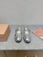 Miumiu 谬谬24Ss新款 玛丽珍 芭蕾舞鞋 狠狠踩在我心巴上网红的热爱款 亲肤柔软秋季必备款 鞋面简约设计性感 面料完全对版的 鞋面：柔软全粒面牛皮 内里