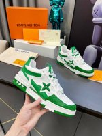 路易威登走秀滑板鞋爆款， 无疑是奢侈品牌推出的最成功的Sneaker之一，不过探索的脚步并不会停，也将在年春季带来全新滑板鞋系列。图中新系列回到了90年代 Ch