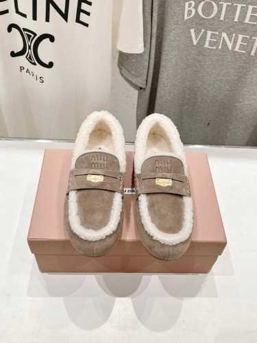 高版本出厂 Miumiu 缪缪2024Ss秋冬走秀款 钱币驾车鞋加毛乐福鞋毛毛鞋 这款永不过时的反绒皮驾车鞋饰有硬币与压花miu徽标，彰显别具一格的经典格调。鞋