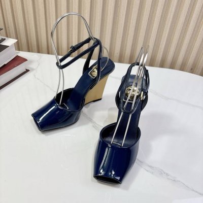 Saint Laurent YSL圣罗兰坡跟鱼嘴凉鞋YSL姐姐的美丽尤物高跟鞋 又是人间圣罗兰 Rose同款的小方头 高跟鞋化很好修饰脚型，奢华金属链 这几年S
