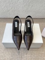 Toteme 25ss 春夏新款 后空凉鞋 细跟穆勒鞋进口皮高级舒适，配女神们的半身裙，不规则的弧形尖头，晚宴系列专属高跟鞋贯穿整季lookbook完全戳中我，