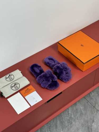 出厂价： 品牌：Hermes 编号：H8018- 颜色：10个色 码数:35一42 鞋面材质：进口羊羔毛 大底材质：全透染真皮大底 毛细致到根根分明，所有颜色均