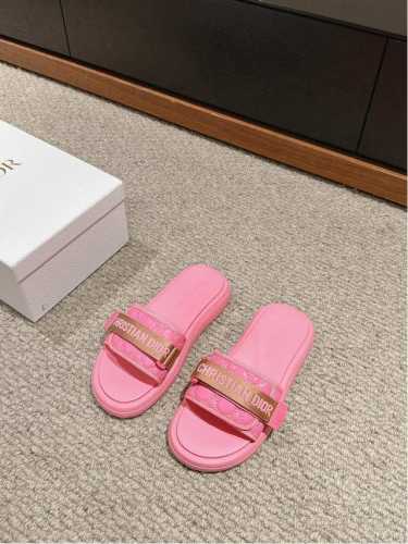 顶级品质 Dior 2024早春新款魔术贴拖鞋 简约百搭又不乏精致大牌气质的单品！ 小羊皮鞋面内里，超级柔软舒适 鞋底tpu材质 有一定厚度，脚感决绝子～ 搭个
