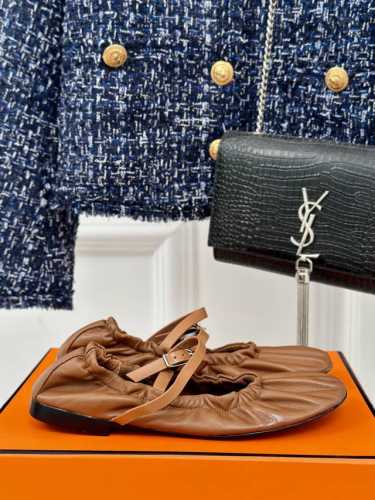 Hermes 爱马仕24S春夏 经典h扣玛丽珍鞋系列 经典复古高级感单品 好穿又好搭配 上脚秀气！ 鞋面采用进口小牛皮 内里踮脚混种羊皮 意大利进口牛皮大底 S