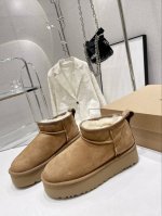 工厂价 火遍全球时尚圈的mini雪地靴厚底超爆封 寒冬刷星“暖潮风” Ugg改头换面刮起雪地里的时尚感。全羊皮毛一体，保暖好穿！独具匠心，只此唯一！出街回头率最