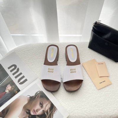 出厂：Miu Miu 2025顶级专柜 早春新款官网上新 全球首发 Miu 25Ss -早春字母厚底拖 粗跟拖 Miumiu拖鞋 Miu厚底拖 拖鞋 Miumi
