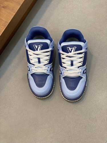 Lv Trainer Maxi运动鞋出货本款 Lv Trainer Maxi 运动鞋取材柔软牛皮革，以大号廓型和凸纹外底重绎原版 Lv Trainer 运动鞋设