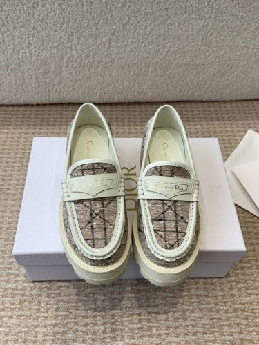 Dior 迪奥 25ss 新款 超轻 乐福鞋 全新大底厚底 版面力求打造时尚经典单品 巴黎时装周第一场分量十足的大秀场打造的新品 灵感由D主设计师巧妙结合在完美