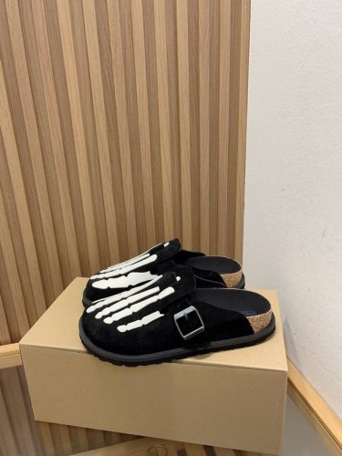 Birkenstock 勃肯骨头包头半拖 这款经典的包头半拖采用优雅的大金属扣。舒适且易于穿着。半精致的鞋垫的衬里覆盖着柔软的光滑皮革，与鞋子的颜色相匹配。鞋面