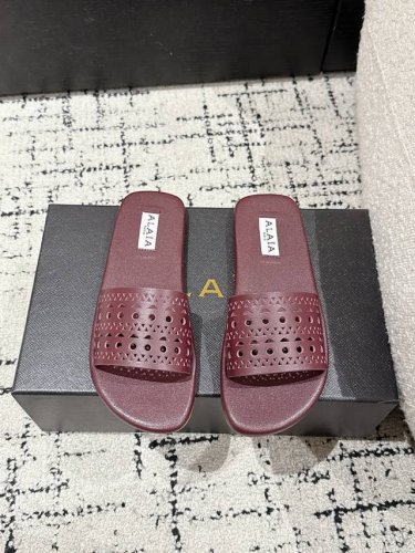 Alaia 阿莱雅 25Ss春夏新款 冲孔 雕花 平底 拖鞋 这品牌这不用多说，是近两年最火之一的品牌，几乎博主人手一双！ 春天的季节就要到了，推荐这款随性又不