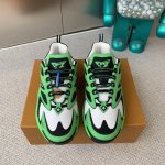 代购级 Lv Runner Tatic运动鞋混合网格织物和牛皮革制成的麂皮，延续跑鞋的设计精髓，瞩目亮相路易威 春夏秀场。L ”V 字母和 Monogram 花