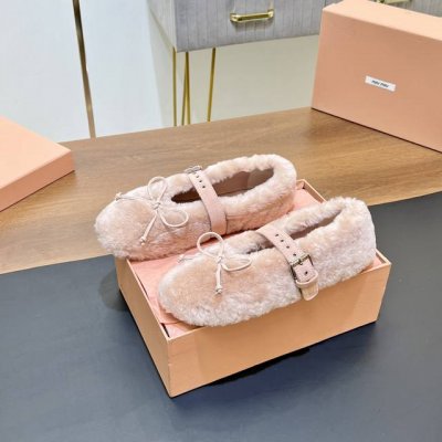 顶级版本 Miumiu缪缪毛毛芭蕾舞鞋、玛丽珍鞋2024新款毛鞋单鞋来自miu Miu系列的细节特写 新季的潮流要素 与此刻挚爱的概念，多元对撞，传达现代风格~
