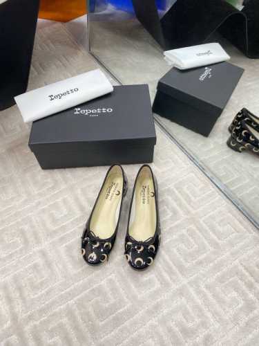 出厂平底P310，粗跟P330 Marine Serre X Repetto 联名款 月牙印花浅口 小粗跟芭蕾舞鞋 单鞋 鞋头和鞋垫里面都印了月亮的标志！ 上脚