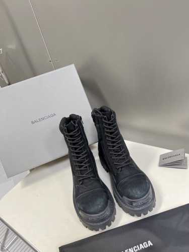 巴黎世家 全新秋冬情侣高帮 破洞做旧复古风格，以崭新视角演绎“中古风”黑色百搭经典配色 大底鞋头处有品牌logo 鞋身特殊布料采用做旧水染工艺制成 原版模具大底