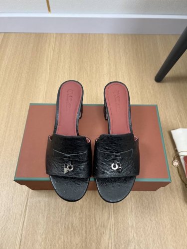 高版本 Loro Piana 2025L P2055春夏新品 专柜最新走秀款鸵鸟纹拖鞋系列泰裤辣！妥妥神器一枚 很有型 很轻便，脚感满分夏天真的太需要百搭鞋了，