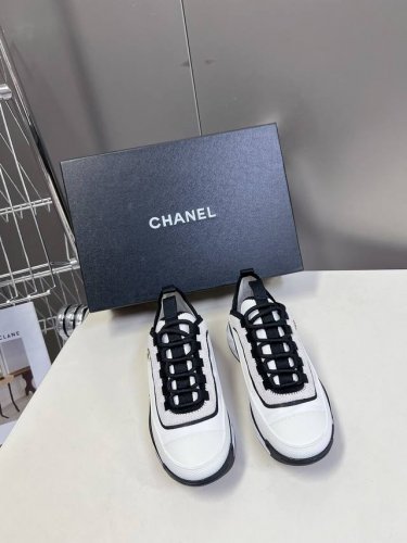CHANEL香奈儿经典运动鞋超级网红系！超多网红上脚，专柜超火香奈儿的世界一直是女生梦寐以求的，简约的隔板设计 超级演绎多重质感效果，最抢眼LOGO双C也是超爱