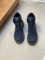 L家 Checker男士平底靴本款 Lv Checker 平底靴以正绒面牛皮革搭配舒暖羊毛皮内衬，以崭新风姿迈入冬季视野 鞋面局部压印 Damier 图案，凸纹