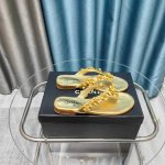 厂价 Chane*｜小香25C春夏新品 山茶花系列人字拖 这一季山茶花系列真的超美 香奶奶家一贯的优雅名媛气质 高级感十足！上脚非常Nice～ 不管光脚穿或搭配