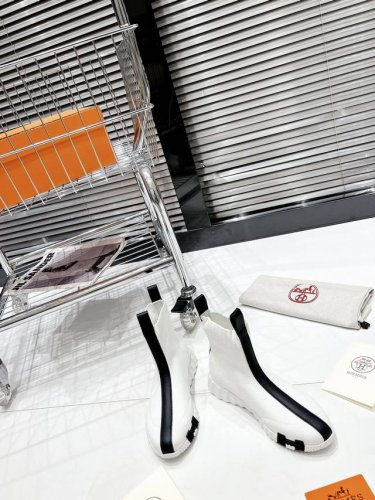 顶级版本 Hermes 22 Fe New Arrival~新款 Bouncing 情侣针织运动鞋 爱马仕最舒服的鞋，没有之1，上脚特轻又巨好看，逛街暴走都不会