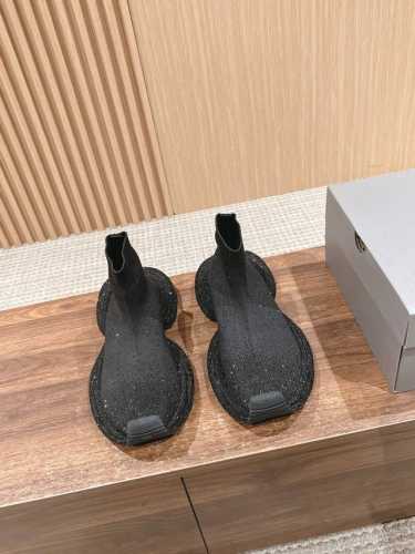 钻面 # 巴黎世家 最新爆款3Xl Sneaker情侣运动老爹鞋系列 Sneaker 整体鞋型汲取了track和runner两款鞋型的创作思路 相当于把 Tra