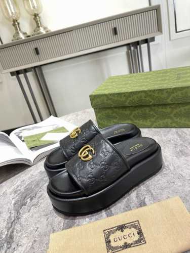 女士 GG 厚底凉拖鞋 gucci平台形状创意总监最喜欢的一款鞋，向几十年时尚工作经验致敬。现代风格的廓形贯穿 Gucci 系列，为款式注入时尚气息。这双凉拖鞋