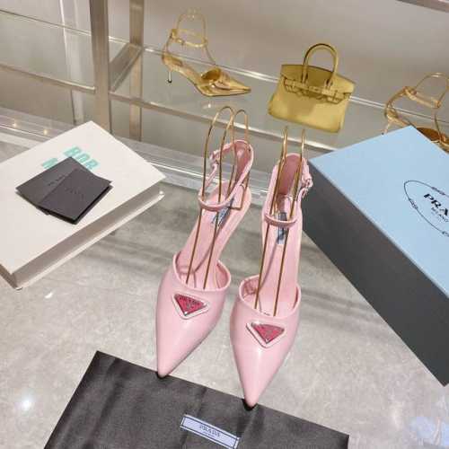 Prada 普拉达 Ss闪亮登场高跟尖头凉鞋，三角经典logo标。呈现经典轮廓。不管面对任何场景 主场只属于你！ 面料 :开边珠 羊皮内里，原版意大利真皮大底