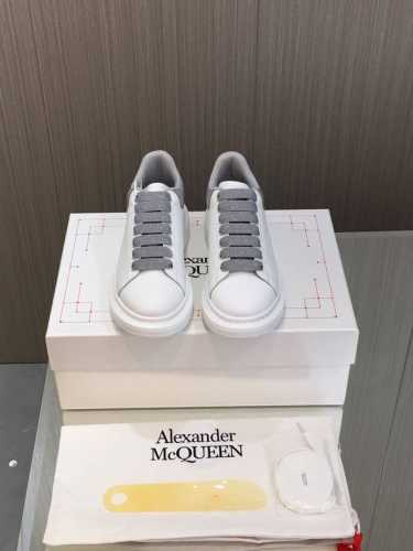专柜新款 春夏火山灰漆皮风 羊里：女款 男款 顶级高端版本alexander Mcqueen 亚历山大麦昆 Ss 新款 阔型运动鞋小白鞋休闲鞋新色！ 后尾巴真的