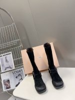 顶级版本miumiu秋冬限量走秀款长筒靴！ 今年最值得入手的靴子 没有之一！易梦玲同款超多网红明星上脚 Miumiu今年秋冬确实泰酷辣 秋冬限定款 专柜非常难买