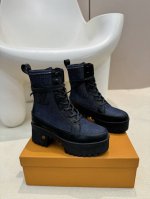 出厂价 长期有货 Lv 路易威登 221 厚底鞋 专柜同步專櫃新款新色，内腰不断帮 欢迎对比，品牌专用进口老花面料 。完美设计 ，打造最美单品。代购级别！高级感