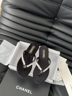 Chanel 25C新品夹脚人字拖鞋！这一系列这真的是绝了 怎么会这么美！夏天真的是无敌搭配可盐可甜～ 鞋面采用进口小牛皮 丝绒内里是小羊皮 丝绒真皮大底码数：