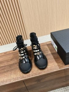 香奈儿秋冬链条机车靴 小牛油蜡品鞋面，质感特别好！羊皮内里，意大利进口牛皮组合大底！ 实物真是“哇”了出来，每一颗饰品都像是来自goosens 工坊，与 Cou