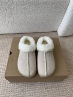 ugg 圆头厚底包头拖 冬季新款女同款休闲舒适厚底圆头 它的优点就是特别轻又好走路 跑步都没问题搭任何的裤都可以露不露可爱的毛边都好看搭配修身裤十袜子 拉长腿部