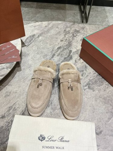 女 男10Loro Pian*经典爆款lp顶级版本 英伦流苏平底毛毛乐福鞋 原来这就是传说走两万步都不会累脚的乐福鞋这双乐福鞋把颜值和脚感都拿捏住了，上脚一走就